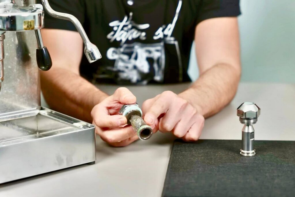 Siebträgermaschine entkalken – Korrosion an der Glocke der Brühgruppe
